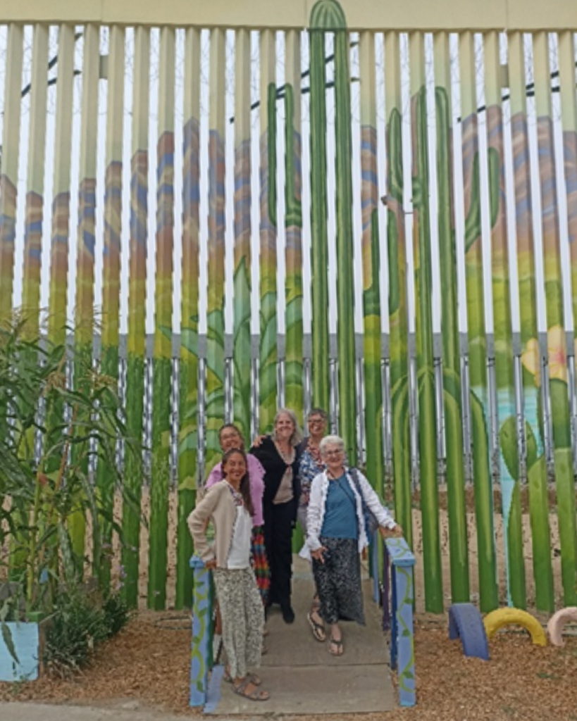 Con Diane y Carole en el muro fronterizo.