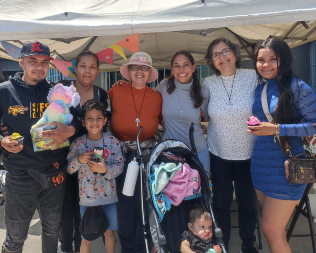 llena de alegría y esperanza con una familia migrante mexicana celebrando el día de la niñez en el albergue de las Scalabrinianas.